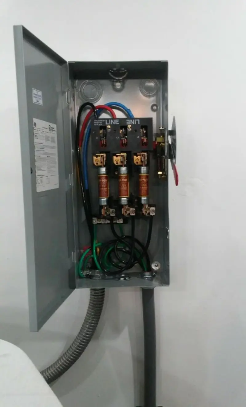 Three-phase disconnect switch installed for Smoke Detector Installation in Reidland